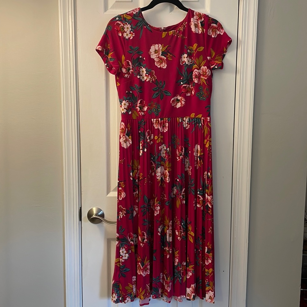 Loft pleated, short-sleeved dress with flowers